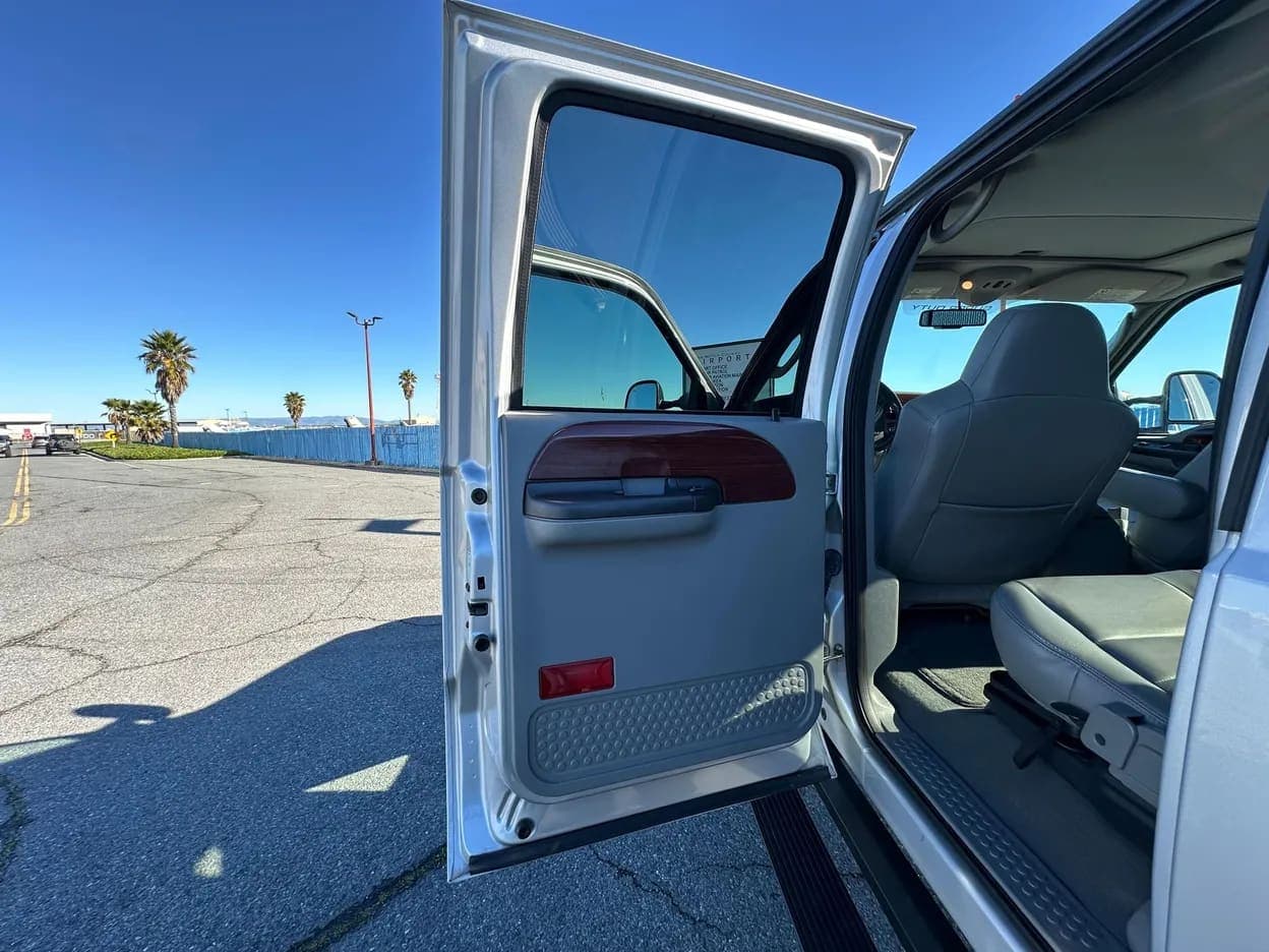 2006 Ford F-250 Super Duty Lariat, view