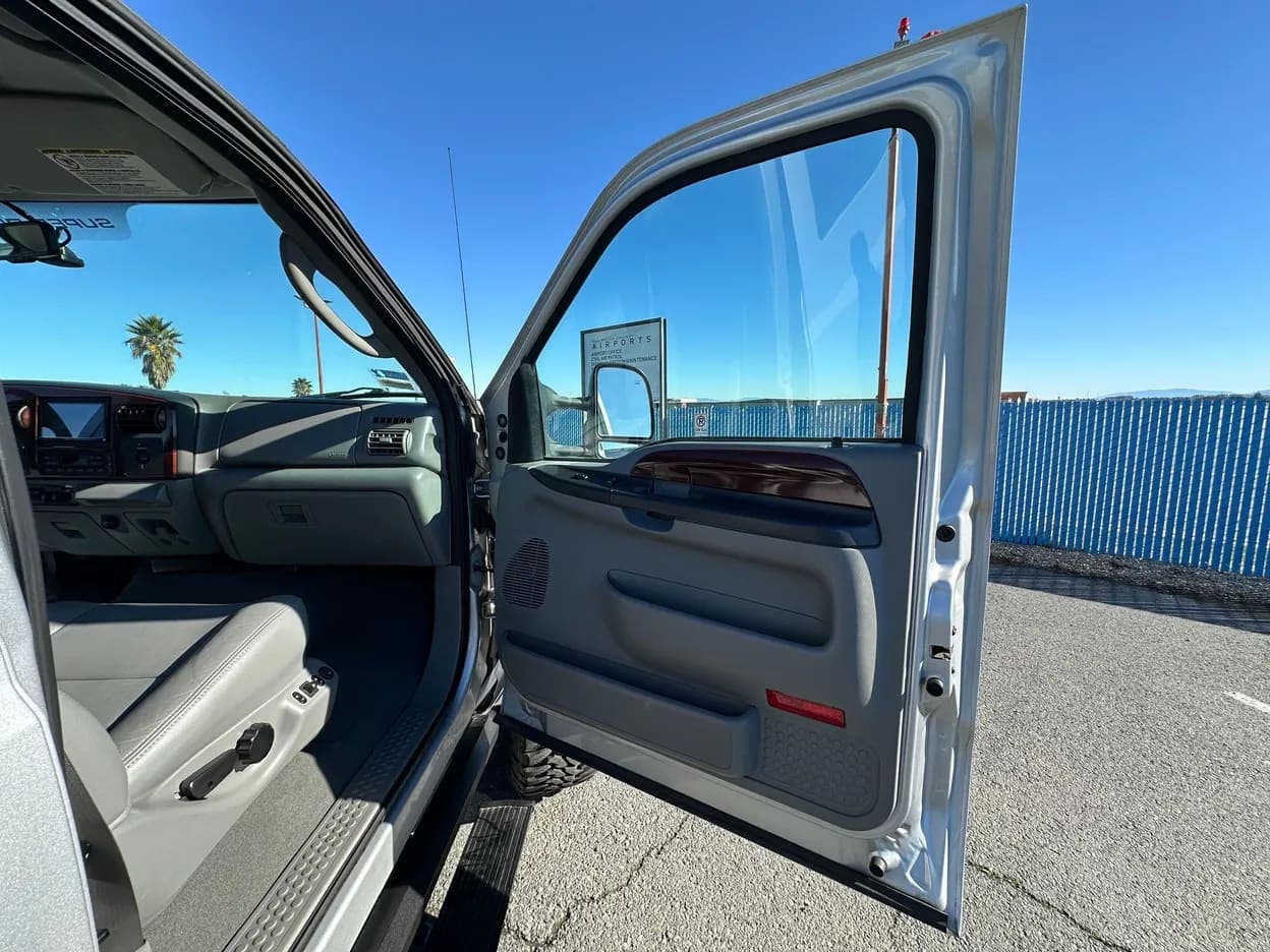2006 Ford F-250 Super Duty Lariat, view