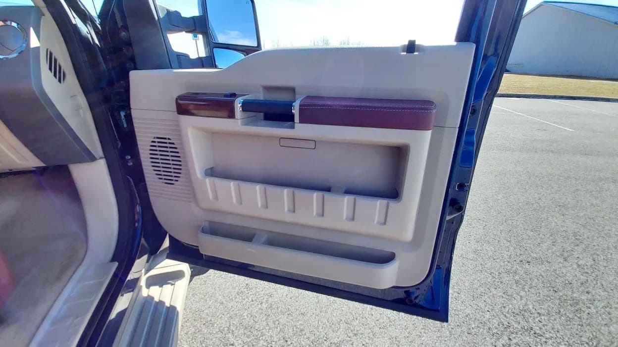 2008 Ford F-450 King Ranch, view