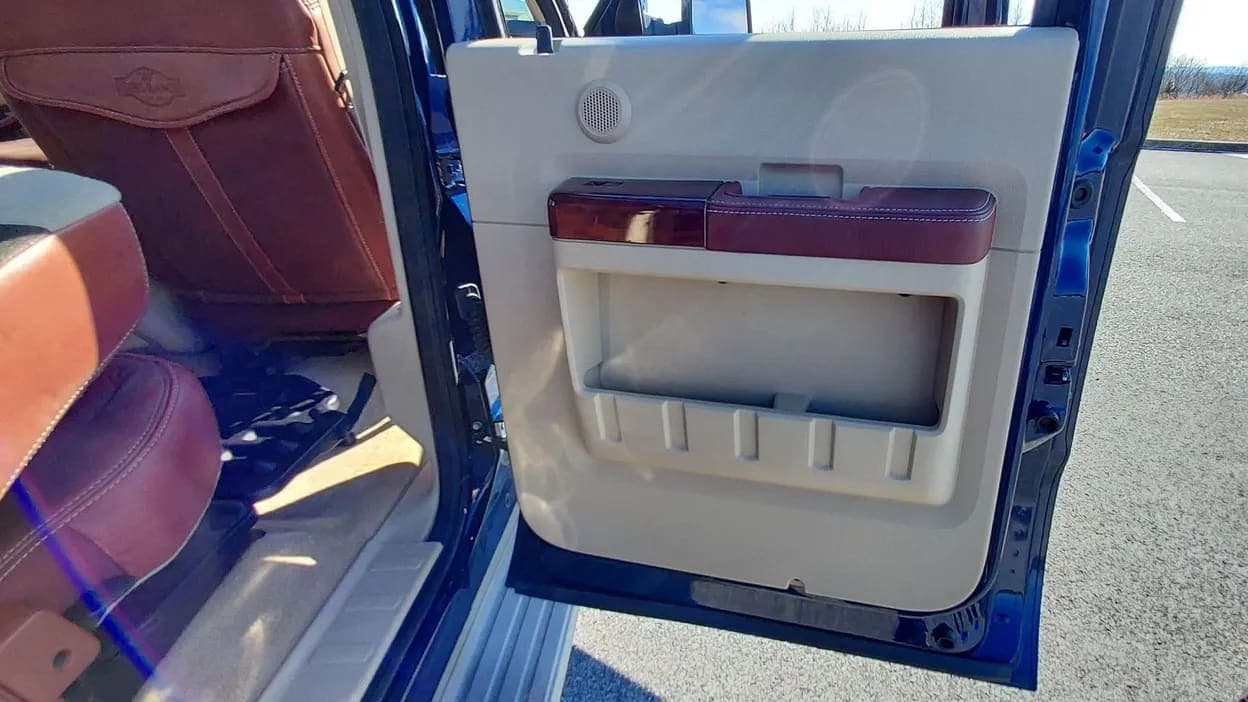 2008 Ford F-450 King Ranch, view